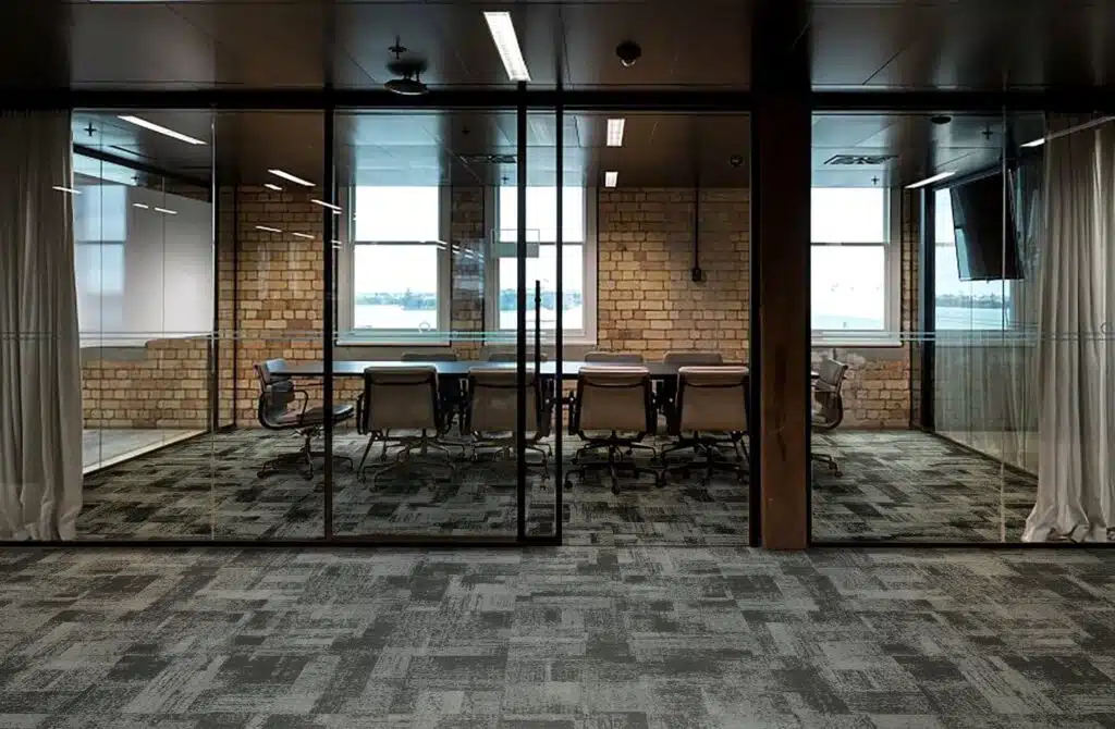 พรมแผ่น BREATHE ได้รับแรงบันดาลใจจากจังหวะของการหายใจ – ละเอียด อ่อนโยน และมั่นคงในทุกจังหวะ พื้นผิวพรมมีโทนสีเทาเข้มแทรกลวดลายเสมือนการแปรผันของจังหวะลมหายใจ ช่วยสร้างบรรยากาศเงียบสงบ เหมาะสำหรับพื้นที่ที่เน้นการทำงาน การประชุม หรือโซนที่ต้องการสมาธิและความสงบนิ่ง